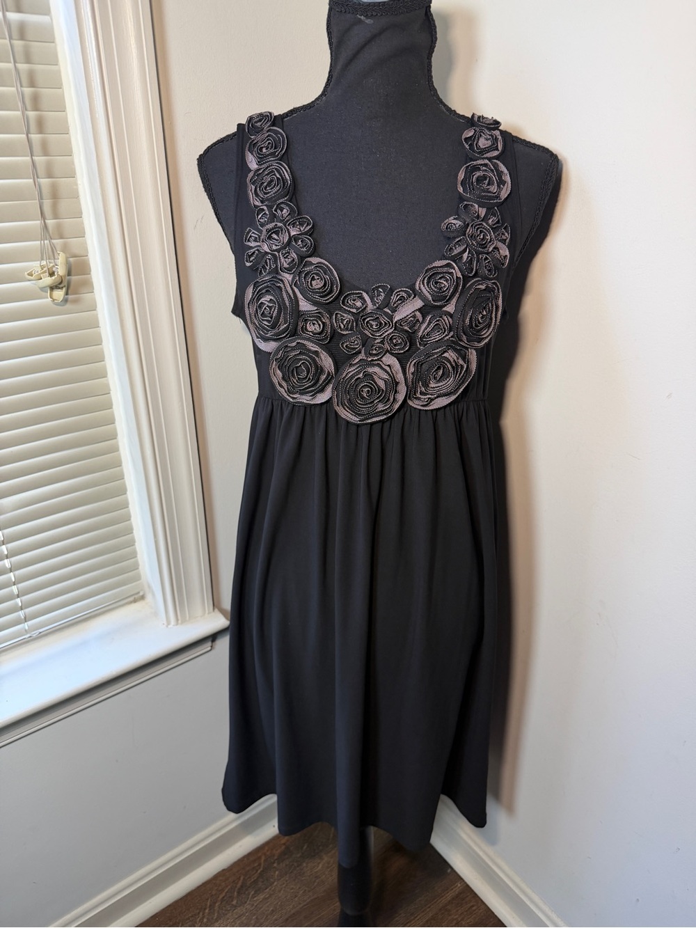 Nic & Dom Black Floral Applique Sleeveless Empire Waist Dress Women’s L USA
